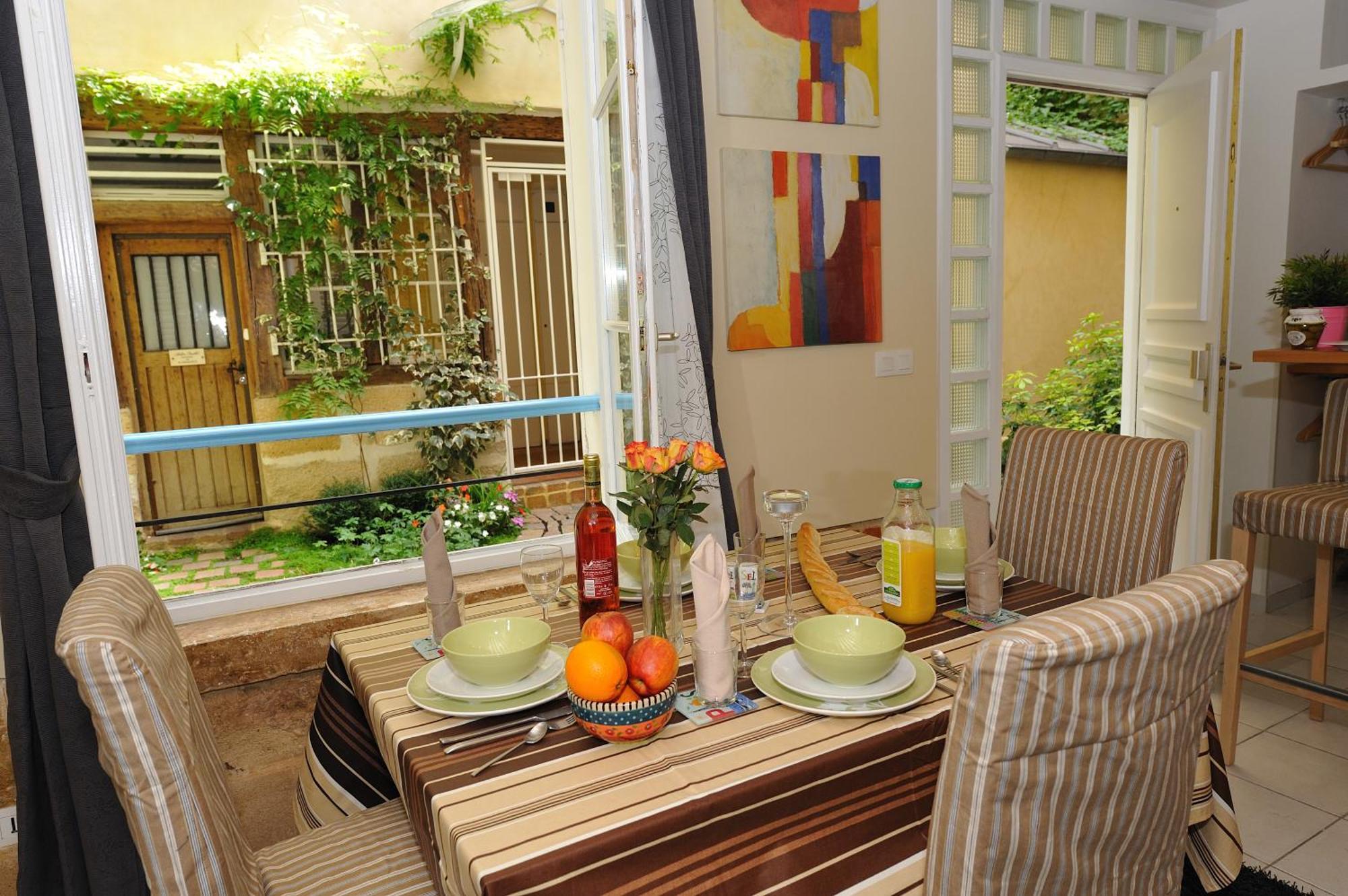 Les Patios Du Marais 1 Parigi